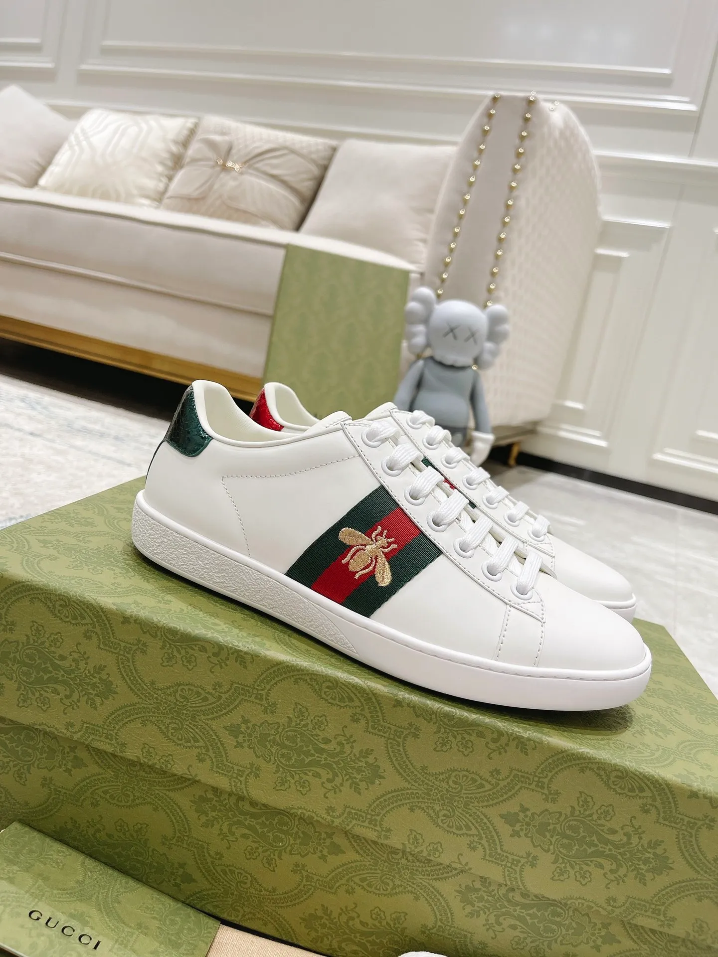 👟👟Ex-factory price 440👟👟 Women's shoe factory GUCCi's latest anti-counterfeiting line classic sports lace-up white shoes for couples ☝︎57 layouts of the whole series are shipped with high quality★ Color matching is being updated continuously... 🔥Look for our upgraded version quality, original mold opening ✔️Original last shape ✔ Everything is authentic from the inside out🥊 🍬Material: 🔸The upper is made of Italian cowhide imported from the original factory. The comfort and softness are higher than ordinary cowhide from domestic factories. ➕Full cowhide lining and foot pads. The lining adopts the same lasting method as the original. The midsole is also printed with double G and the insole is also original molded. 3D craftsmanship❗���Different from ordinary products in the market❗️➕The outsole adopts the original high-density one-to-one sole➕⚠️The snakeskin tail is consistent with the authentic color, and the real snakeskin is a small piece➕🗯The embroidered patches are also authentic. After disassembly, each color comparison is accurate before shipment‼ ️ Shoe size: Female 35-40 Male 39-44